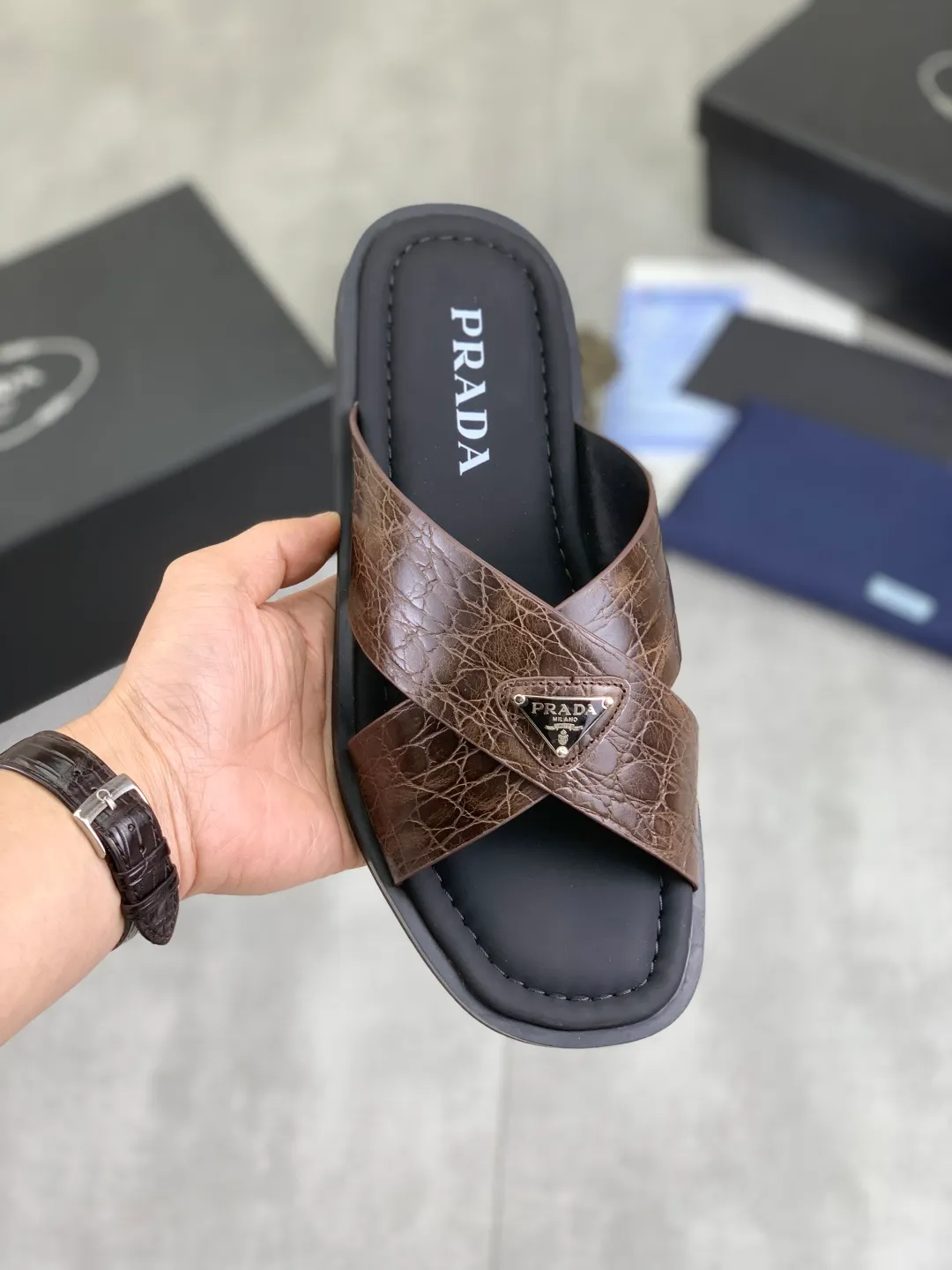 Men's shoes 💰P320💰【New style】🎁🎁🎁 PRADA Prada's new casual slippers, original official website 1:1, perfect workmanship, conveying a kind of noble luxury, sublimating its definition of luxury in Prada's high-end extraordinary craftsmanship. Original combination outsole, size: 39-46 colors 🉑️ to choose from
